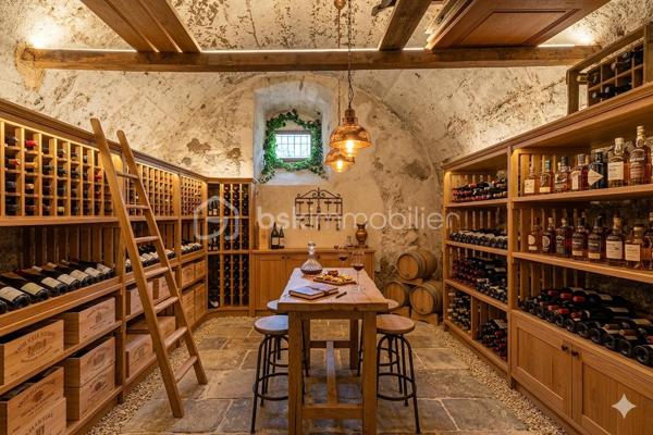 Au cœur du centre historique de Faverges, à proximité immédiate du château et des commodités, découvrez cette maison de ville de caractère datant des années 1800, développant environ 340 m² habitables, avec un agréable jardin privatif, véritable atout en plein centre-ville.

Cette bâtisse ancienne séduit dès l’entrée par son authenticité : bel escalier en bois, volumes généreux, parquets anciens, carreaux de ciment, cheminée, belle hauteur sous plafond et éléments d’époque conservés. L’ensemble offre une atmosphère unique, idéale pour les amoureux de biens patrimoniaux et de maisons chargées d’histoire.

Répartie sur plusieurs niveaux, elle propose de nombreuses pièces permettant d’imaginer différents projets : résidence principale de caractère, habitation avec espaces de travail, projet patrimonial ou investissement avec division en plusieurs logements, sous réserve des autorisations d’urbanisme et de la faisabilité technique.

Les combles, la cave et les nombreuses surfaces annexes offrent également un potentiel d’aménagement ou de stockage intéressant.

À l’extérieur, le jardin apporte un charme supplémentaire rare dans ce secteur : un véritable espace de respiration, au calme, tout en étant au cœur de la ville.

Des travaux de rénovation sont à prévoir, notamment sur le plan énergétique, permettant de redonner tout son éclat à cette propriété de caractère et de l’adapter aux standards actuels de confort.

Les points forts :

* Maison de ville datant des années 1800
* Emplacement privilégié en centre historique
* Proximité immédiate du château de Faverges
* Environ 340 m² habitables
* Jardin privatif rare en centre-ville
* Cachet de l’ancien : parquet, escalier bois, cheminée, carreaux de ciment, volumes
* Combles, cave et annexes
* Fort potentiel de réhabilitation
* Possibilité d’étudier une division en plusieurs logements
* Idéal résidence principale de caractère, projet patrimonial ou investisseur


Un bien rare sur le secteur, offrant un très beau potentiel pour un acquéreur souhaitant créer un projet unique au cœur de Faverges.