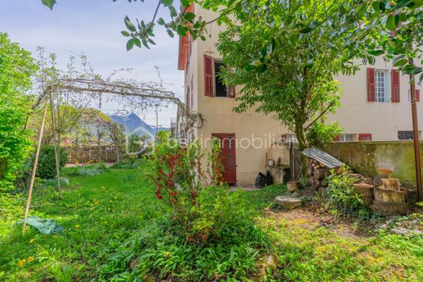 Au cœur du centre historique de Faverges, à proximité immédiate du château et des commodités, découvrez cette maison de ville de caractère datant des années 1800, développant environ 340 m² habitables, avec un agréable jardin privatif, véritable atout en plein centre-ville.

Cette bâtisse ancienne séduit dès l’entrée par son authenticité : bel escalier en bois, volumes généreux, parquets anciens, carreaux de ciment, cheminée, belle hauteur sous plafond et éléments d’époque conservés. L’ensemble offre une atmosphère unique, idéale pour les amoureux de biens patrimoniaux et de maisons chargées d’histoire.

Répartie sur plusieurs niveaux, elle propose de nombreuses pièces permettant d’imaginer différents projets : résidence principale de caractère, habitation avec espaces de travail, projet patrimonial ou investissement avec division en plusieurs logements, sous réserve des autorisations d’urbanisme et de la faisabilité technique.

Les combles, la cave et les nombreuses surfaces annexes offrent également un potentiel d’aménagement ou de stockage intéressant.

À l’extérieur, le jardin apporte un charme supplémentaire rare dans ce secteur : un véritable espace de respiration, au calme, tout en étant au cœur de la ville.

Des travaux de rénovation sont à prévoir, notamment sur le plan énergétique, permettant de redonner tout son éclat à cette propriété de caractère et de l’adapter aux standards actuels de confort.

Les points forts :

* Maison de ville datant des années 1800
* Emplacement privilégié en centre historique
* Proximité immédiate du château de Faverges
* Environ 340 m² habitables
* Jardin privatif rare en centre-ville
* Cachet de l’ancien : parquet, escalier bois, cheminée, carreaux de ciment, volumes
* Combles, cave et annexes
* Fort potentiel de réhabilitation
* Possibilité d’étudier une division en plusieurs logements
* Idéal résidence principale de caractère, projet patrimonial ou investisseur


Un bien rare sur le secteur, offrant un très beau potentiel pour un acquéreur souhaitant créer un projet unique au cœur de Faverges.