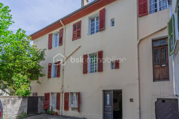 Au cœur du centre historique de Faverges, à proximité immédiate du château et des commodités, découvrez cette maison de ville de caractère datant des années 1800, développant environ 340 m² habitables, avec un agréable jardin privatif, véritable atout en plein centre-ville.

Cette bâtisse ancienne séduit dès l’entrée par son authenticité : bel escalier en bois, volumes généreux, parquets anciens, carreaux de ciment, cheminée, belle hauteur sous plafond et éléments d’époque conservés. L’ensemble offre une atmosphère unique, idéale pour les amoureux de biens patrimoniaux et de maisons chargées d’histoire.

Répartie sur plusieurs niveaux, elle propose de nombreuses pièces permettant d’imaginer différents projets : résidence principale de caractère, habitation avec espaces de travail, projet patrimonial ou investissement avec division en plusieurs logements, sous réserve des autorisations d’urbanisme et de la faisabilité technique.

Les combles, la cave et les nombreuses surfaces annexes offrent également un potentiel d’aménagement ou de stockage intéressant.

À l’extérieur, le jardin apporte un charme supplémentaire rare dans ce secteur : un véritable espace de respiration, au calme, tout en étant au cœur de la ville.

Des travaux de rénovation sont à prévoir, notamment sur le plan énergétique, permettant de redonner tout son éclat à cette propriété de caractère et de l’adapter aux standards actuels de confort.

Les points forts :

* Maison de ville datant des années 1800
* Emplacement privilégié en centre historique
* Proximité immédiate du château de Faverges
* Environ 340 m² habitables
* Jardin privatif rare en centre-ville
* Cachet de l’ancien : parquet, escalier bois, cheminée, carreaux de ciment, volumes
* Combles, cave et annexes
* Fort potentiel de réhabilitation
* Possibilité d’étudier une division en plusieurs logements
* Idéal résidence principale de caractère, projet patrimonial ou investisseur


Un bien rare sur le secteur, offrant un très beau potentiel pour un acquéreur souhaitant créer un projet unique au cœur de Faverges.