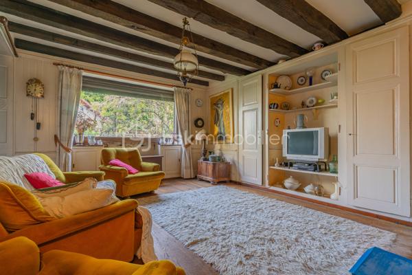 Au cœur du centre historique de Faverges, à proximité immédiate du château et des commodités, découvrez cette maison de ville de caractère datant des années 1800, développant environ 340 m² habitables, avec un agréable jardin privatif, véritable atout en plein centre-ville.

Cette bâtisse ancienne séduit dès l’entrée par son authenticité : bel escalier en bois, volumes généreux, parquets anciens, carreaux de ciment, cheminée, belle hauteur sous plafond et éléments d’époque conservés. L’ensemble offre une atmosphère unique, idéale pour les amoureux de biens patrimoniaux et de maisons chargées d’histoire.

Répartie sur plusieurs niveaux, elle propose de nombreuses pièces permettant d’imaginer différents projets : résidence principale de caractère, habitation avec espaces de travail, projet patrimonial ou investissement avec division en plusieurs logements, sous réserve des autorisations d’urbanisme et de la faisabilité technique.

Les combles, la cave et les nombreuses surfaces annexes offrent également un potentiel d’aménagement ou de stockage intéressant.

À l’extérieur, le jardin apporte un charme supplémentaire rare dans ce secteur : un véritable espace de respiration, au calme, tout en étant au cœur de la ville.

Des travaux de rénovation sont à prévoir, notamment sur le plan énergétique, permettant de redonner tout son éclat à cette propriété de caractère et de l’adapter aux standards actuels de confort.

Les points forts :

* Maison de ville datant des années 1800
* Emplacement privilégié en centre historique
* Proximité immédiate du château de Faverges
* Environ 340 m² habitables
* Jardin privatif rare en centre-ville
* Cachet de l’ancien : parquet, escalier bois, cheminée, carreaux de ciment, volumes
* Combles, cave et annexes
* Fort potentiel de réhabilitation
* Possibilité d’étudier une division en plusieurs logements
* Idéal résidence principale de caractère, projet patrimonial ou investisseur


Un bien rare sur le secteur, offrant un très beau potentiel pour un acquéreur souhaitant créer un projet unique au cœur de Faverges.
