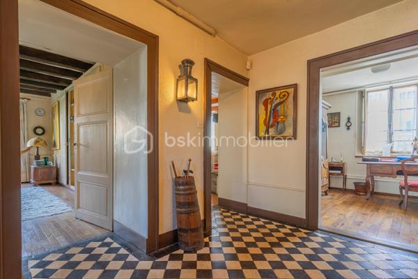 Au cœur du centre historique de Faverges, à proximité immédiate du château et des commodités, découvrez cette maison de ville de caractère datant des années 1800, développant environ 340 m² habitables, avec un agréable jardin privatif, véritable atout en plein centre-ville.

Cette bâtisse ancienne séduit dès l’entrée par son authenticité : bel escalier en bois, volumes généreux, parquets anciens, carreaux de ciment, cheminée, belle hauteur sous plafond et éléments d’époque conservés. L’ensemble offre une atmosphère unique, idéale pour les amoureux de biens patrimoniaux et de maisons chargées d’histoire.

Répartie sur plusieurs niveaux, elle propose de nombreuses pièces permettant d’imaginer différents projets : résidence principale de caractère, habitation avec espaces de travail, projet patrimonial ou investissement avec division en plusieurs logements, sous réserve des autorisations d’urbanisme et de la faisabilité technique.

Les combles, la cave et les nombreuses surfaces annexes offrent également un potentiel d’aménagement ou de stockage intéressant.

À l’extérieur, le jardin apporte un charme supplémentaire rare dans ce secteur : un véritable espace de respiration, au calme, tout en étant au cœur de la ville.

Des travaux de rénovation sont à prévoir, notamment sur le plan énergétique, permettant de redonner tout son éclat à cette propriété de caractère et de l’adapter aux standards actuels de confort.

Les points forts :

* Maison de ville datant des années 1800
* Emplacement privilégié en centre historique
* Proximité immédiate du château de Faverges
* Environ 340 m² habitables
* Jardin privatif rare en centre-ville
* Cachet de l’ancien : parquet, escalier bois, cheminée, carreaux de ciment, volumes
* Combles, cave et annexes
* Fort potentiel de réhabilitation
* Possibilité d’étudier une division en plusieurs logements
* Idéal résidence principale de caractère, projet patrimonial ou investisseur


Un bien rare sur le secteur, offrant un très beau potentiel pour un acquéreur souhaitant créer un projet unique au cœur de Faverges.