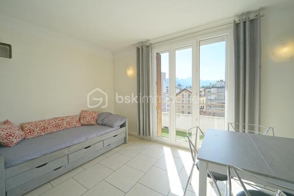ANNECY HYPER-CENTRE – T2 lumineux avec balcon et vue montagnes

En plein cœur d’Annecy, à quelques pas de la gare, des commerces et de toutes les commodités, découvrez ce charmant T2 de 45,6 m² situé au 7ᵉ étage avec ascenseur d’une copropriété bien entretenue. Vendu meublé.

Très lumineux grâce à sa double exposition et ses nombreuses ouvertures, cet appartement bénéficie d’une magnifique vue dégagée sur les montagnes (Le Parmelan, la Tournette, les Dents de Lanfon), le château d’Annecy et la Basilique de la Visitation.

Il se compose d'une entrée, un séjour avec accès au balcon, une cuisine ouverte entièrement équipée, une chambre avec placards intégrés, une salle d’eau, un WC séparé.

Une cave en sous-sol ainsi qu’un local vélos complètent ce bien.

Les atouts :
✔ Hyper-centre d’Annecy (Proximité immédiate de la gare, des bus, des commerces et des écoles)
✔ Étage élevé avec ascenseur
✔ Vue exceptionnelle sur les montagnes 
✔ Belle luminosité (nombreuses ouvertures)
✔ Calme (Route peu passante)
✔ Aucun travaux à prévoir dans l’appartement

Un bien idéal pour un premier achat, un pied-à-terre ou un investissement dans un secteur très recherché.