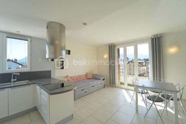 ANNECY HYPER-CENTRE – T2 lumineux avec balcon et vue montagnes

En plein cœur d’Annecy, à quelques pas de la gare, des commerces et de toutes les commodités, découvrez ce charmant T2 de 45,6 m² situé au 7ᵉ étage avec ascenseur d’une copropriété bien entretenue. Vendu meublé.

Très lumineux grâce à sa double exposition et ses nombreuses ouvertures, cet appartement bénéficie d’une magnifique vue dégagée sur les montagnes (Le Parmelan, la Tournette, les Dents de Lanfon), le château d’Annecy et la Basilique de la Visitation.

Il se compose d'une entrée, un séjour avec accès au balcon, une cuisine ouverte entièrement équipée, une chambre avec placards intégrés, une salle d’eau, un WC séparé.

Une cave en sous-sol ainsi qu’un local vélos complètent ce bien.

Les atouts :
✔ Hyper-centre d’Annecy (Proximité immédiate de la gare, des bus, des commerces et des écoles)
✔ Étage élevé avec ascenseur
✔ Vue exceptionnelle sur les montagnes 
✔ Belle luminosité (nombreuses ouvertures)
✔ Calme (Route peu passante)
✔ Aucun travaux à prévoir dans l’appartement

Un bien idéal pour un premier achat, un pied-à-terre ou un investissement dans un secteur très recherché.