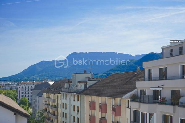 ANNECY HYPER-CENTRE – T2 lumineux avec balcon et vue montagnes

En plein cœur d’Annecy, à quelques pas de la gare, des commerces et de toutes les commodités, découvrez ce charmant T2 de 45,6 m² situé au 7ᵉ étage avec ascenseur d’une copropriété bien entretenue. Vendu meublé.

Très lumineux grâce à sa double exposition et ses nombreuses ouvertures, cet appartement bénéficie d’une magnifique vue dégagée sur les montagnes (Le Parmelan, la Tournette, les Dents de Lanfon), le château d’Annecy et la Basilique de la Visitation.

Il se compose d'une entrée, un séjour avec accès au balcon, une cuisine ouverte entièrement équipée, une chambre avec placards intégrés, une salle d’eau, un WC séparé.

Une cave en sous-sol ainsi qu’un local vélos complètent ce bien.

Les atouts :
✔ Hyper-centre d’Annecy (Proximité immédiate de la gare, des bus, des commerces et des écoles)
✔ Étage élevé avec ascenseur
✔ Vue exceptionnelle sur les montagnes 
✔ Belle luminosité (nombreuses ouvertures)
✔ Calme (Route peu passante)
✔ Aucun travaux à prévoir dans l’appartement

Un bien idéal pour un premier achat, un pied-à-terre ou un investissement dans un secteur très recherché.