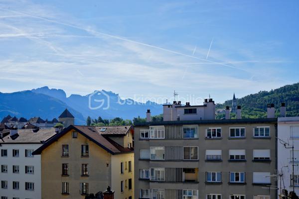 ANNECY HYPER-CENTRE – T2 lumineux avec balcon et vue montagnes

En plein cœur d’Annecy, à quelques pas de la gare, des commerces et de toutes les commodités, découvrez ce charmant T2 de 45,6 m² situé au 7ᵉ étage avec ascenseur d’une copropriété bien entretenue. Vendu meublé.

Très lumineux grâce à sa double exposition et ses nombreuses ouvertures, cet appartement bénéficie d’une magnifique vue dégagée sur les montagnes (Le Parmelan, la Tournette, les Dents de Lanfon), le château d’Annecy et la Basilique de la Visitation.

Il se compose d'une entrée, un séjour avec accès au balcon, une cuisine ouverte entièrement équipée, une chambre avec placards intégrés, une salle d’eau, un WC séparé.

Une cave en sous-sol ainsi qu’un local vélos complètent ce bien.

Les atouts :
✔ Hyper-centre d’Annecy (Proximité immédiate de la gare, des bus, des commerces et des écoles)
✔ Étage élevé avec ascenseur
✔ Vue exceptionnelle sur les montagnes 
✔ Belle luminosité (nombreuses ouvertures)
✔ Calme (Route peu passante)
✔ Aucun travaux à prévoir dans l’appartement

Un bien idéal pour un premier achat, un pied-à-terre ou un investissement dans un secteur très recherché.