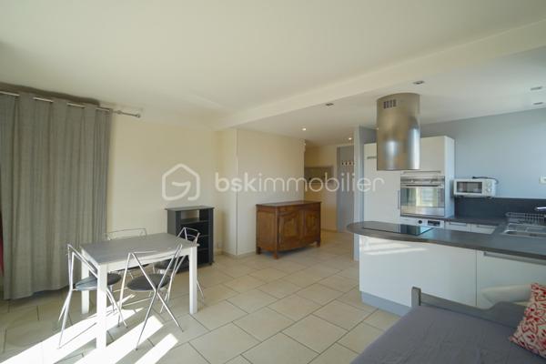 ANNECY HYPER-CENTRE – T2 lumineux avec balcon et vue montagnes

En plein cœur d’Annecy, à quelques pas de la gare, des commerces et de toutes les commodités, découvrez ce charmant T2 de 45,6 m² situé au 7ᵉ étage avec ascenseur d’une copropriété bien entretenue. Vendu meublé.

Très lumineux grâce à sa double exposition et ses nombreuses ouvertures, cet appartement bénéficie d’une magnifique vue dégagée sur les montagnes (Le Parmelan, la Tournette, les Dents de Lanfon), le château d’Annecy et la Basilique de la Visitation.

Il se compose d'une entrée, un séjour avec accès au balcon, une cuisine ouverte entièrement équipée, une chambre avec placards intégrés, une salle d’eau, un WC séparé.

Une cave en sous-sol ainsi qu’un local vélos complètent ce bien.

Les atouts :
✔ Hyper-centre d’Annecy (Proximité immédiate de la gare, des bus, des commerces et des écoles)
✔ Étage élevé avec ascenseur
✔ Vue exceptionnelle sur les montagnes 
✔ Belle luminosité (nombreuses ouvertures)
✔ Calme (Route peu passante)
✔ Aucun travaux à prévoir dans l’appartement

Un bien idéal pour un premier achat, un pied-à-terre ou un investissement dans un secteur très recherché.
