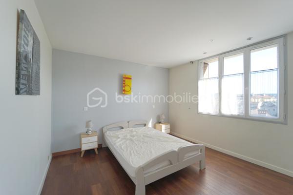 ANNECY HYPER-CENTRE – T2 lumineux avec balcon et vue montagnes

En plein cœur d’Annecy, à quelques pas de la gare, des commerces et de toutes les commodités, découvrez ce charmant T2 de 45,6 m² situé au 7ᵉ étage avec ascenseur d’une copropriété bien entretenue. Vendu meublé.

Très lumineux grâce à sa double exposition et ses nombreuses ouvertures, cet appartement bénéficie d’une magnifique vue dégagée sur les montagnes (Le Parmelan, la Tournette, les Dents de Lanfon), le château d’Annecy et la Basilique de la Visitation.

Il se compose d'une entrée, un séjour avec accès au balcon, une cuisine ouverte entièrement équipée, une chambre avec placards intégrés, une salle d’eau, un WC séparé.

Une cave en sous-sol ainsi qu’un local vélos complètent ce bien.

Les atouts :
✔ Hyper-centre d’Annecy (Proximité immédiate de la gare, des bus, des commerces et des écoles)
✔ Étage élevé avec ascenseur
✔ Vue exceptionnelle sur les montagnes 
✔ Belle luminosité (nombreuses ouvertures)
✔ Calme (Route peu passante)
✔ Aucun travaux à prévoir dans l’appartement

Un bien idéal pour un premier achat, un pied-à-terre ou un investissement dans un secteur très recherché.