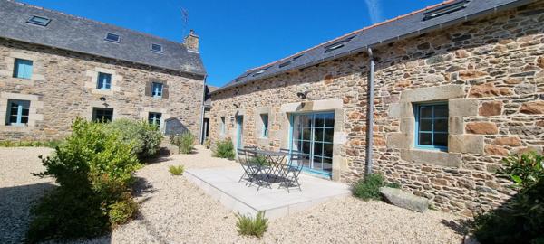Domaine en pierre de pays entre terre et mer avec gîtes