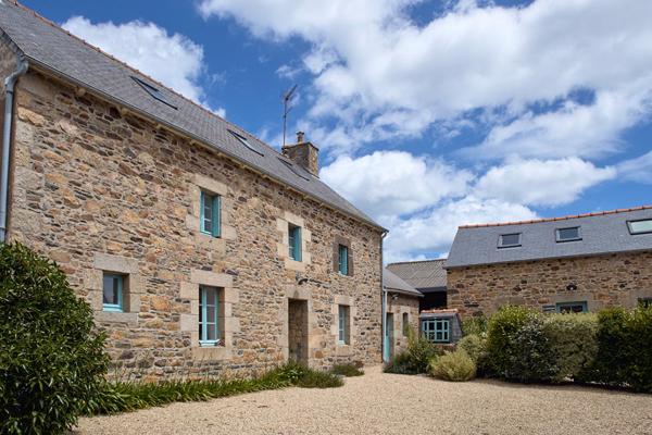 Domaine en pierre de pays entre terre et mer avec gîtes