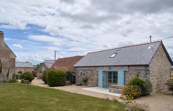 Domaine en pierre de pays entre terre et mer avec gîtes