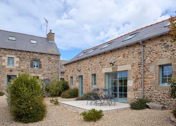 Domaine en pierre de pays entre terre et mer avec gîtes