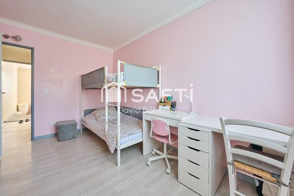 Appartement 4 pièces 3 chambres de 78 m2 avec une place de parking et une cave au sous sol situé à Asnières sur Seine