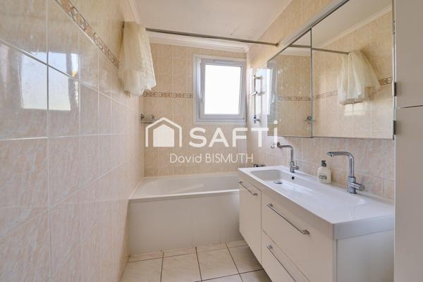 Appartement 4 pièces 3 chambres de 78 m2 avec une place de parking et une cave au sous sol situé à Asnières sur Seine