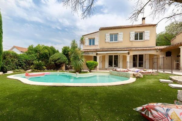 Dans un environnement privilégié, au calme absolu, découvrez cette ravissante maison située dan...