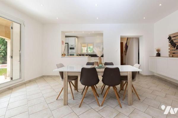 Dans un environnement privilégié, au calme absolu, découvrez cette ravissante maison située dan...