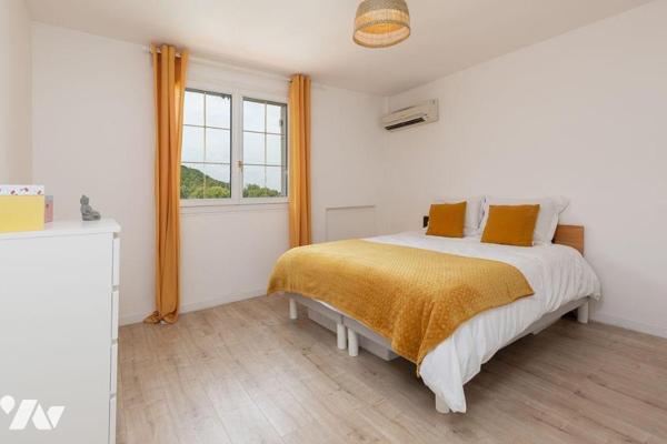 Dans un environnement privilégié, au calme absolu, découvrez cette ravissante maison située dan...
