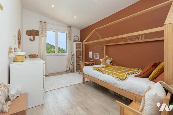 Dans un environnement privilégié, au calme absolu, découvrez cette ravissante maison située dan...