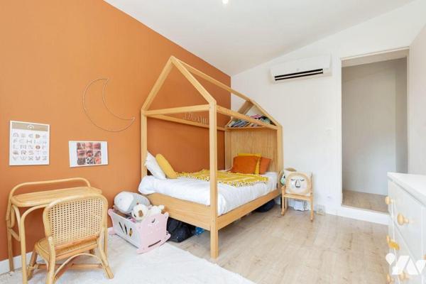 Dans un environnement privilégié, au calme absolu, découvrez cette ravissante maison située dan...