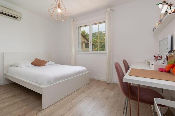Dans un environnement privilégié, au calme absolu, découvrez cette ravissante maison située dan...