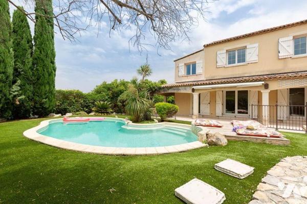 Dans un environnement privilégié, au calme absolu, découvrez cette ravissante maison située dan...