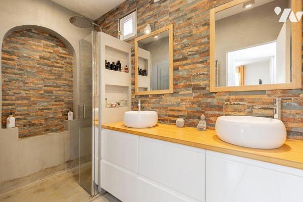 Dans un environnement privilégié, au calme absolu, découvrez cette ravissante maison située dan...