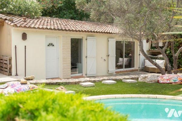 Dans un environnement privilégié, au calme absolu, découvrez cette ravissante maison située dan...