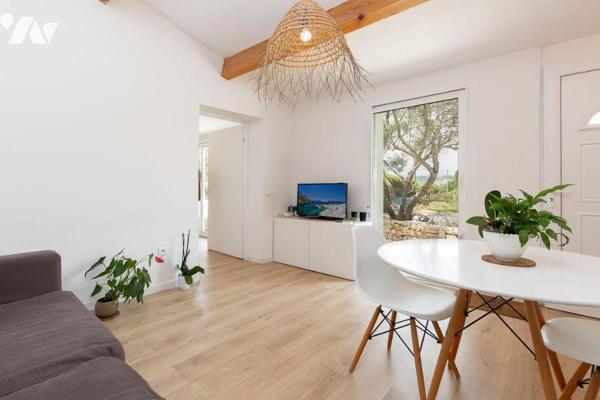 Dans un environnement privilégié, au calme absolu, découvrez cette ravissante maison située dan...