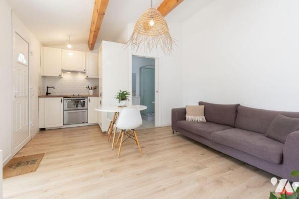 Dans un environnement privilégié, au calme absolu, découvrez cette ravissante maison située dan...