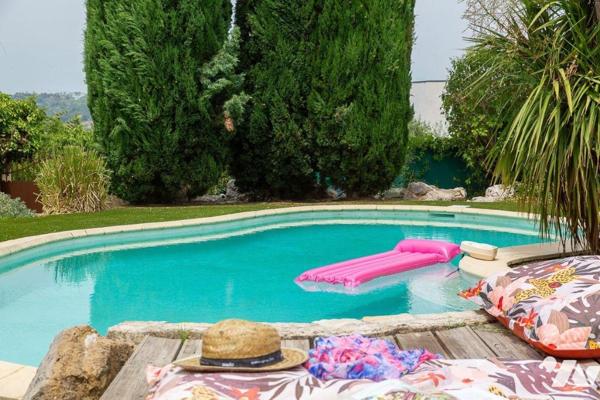 Dans un environnement privilégié, au calme absolu, découvrez cette ravissante maison située dan...