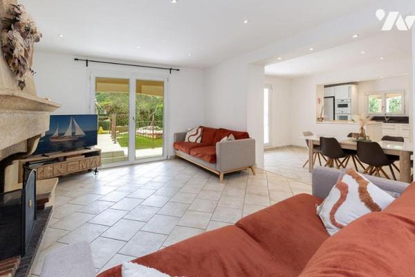 Dans un environnement privilégié, au calme absolu, découvrez cette ravissante maison située dan...