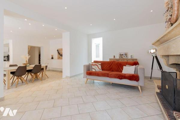 Dans un environnement privilégié, au calme absolu, découvrez cette ravissante maison située dan...