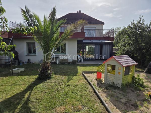Cette charmante maison à l'atmosphère orientale, propose une prestation à proximité de toutes les commodités. (Tramway, supermarché, lycée, écoles, accès rocade,...)

La vie de plain-pied y est possible avec une chambre au rez-de-chaussée, une salle à manger jouxtant une cuisine ouverte, une buanderie, une salle de bain, un salon de 39m2 et une véranda de 20m2.
A l'étage, se trouve un bureau, trois chambres (9m2, 12m2 et 14m2), une salle d'eau avec douche et WC séparé. 
L'étage est accessible depuis le rez-de-chaussée ou par un accès privatif à l'extérieur.

Vous apprécierez le jardin luxuriant avec de nombreux arbres fruitiers et d'essences méditerranéennes.

Un garage complète le bien.

A noter une toiture en tuiles en bon état, une isolation par l'extérieur sur la maison et un mode de chauffage par le biais d'une pompe à chaleur, pour un DPE en B!