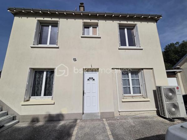 Cette charmante maison à l'atmosphère orientale, propose une prestation à proximité de toutes les commodités. (Tramway, supermarché, lycée, écoles, accès rocade,...)

La vie de plain-pied y est possible avec une chambre au rez-de-chaussée, une salle à manger jouxtant une cuisine ouverte, une buanderie, une salle de bain, un salon de 39m2 et une véranda de 20m2.
A l'étage, se trouve un bureau, trois chambres (9m2, 12m2 et 14m2), une salle d'eau avec douche et WC séparé. 
L'étage est accessible depuis le rez-de-chaussée ou par un accès privatif à l'extérieur.

Vous apprécierez le jardin luxuriant avec de nombreux arbres fruitiers et d'essences méditerranéennes.

Un garage complète le bien.

A noter une toiture en tuiles en bon état, une isolation par l'extérieur sur la maison et un mode de chauffage par le biais d'une pompe à chaleur, pour un DPE en B!
