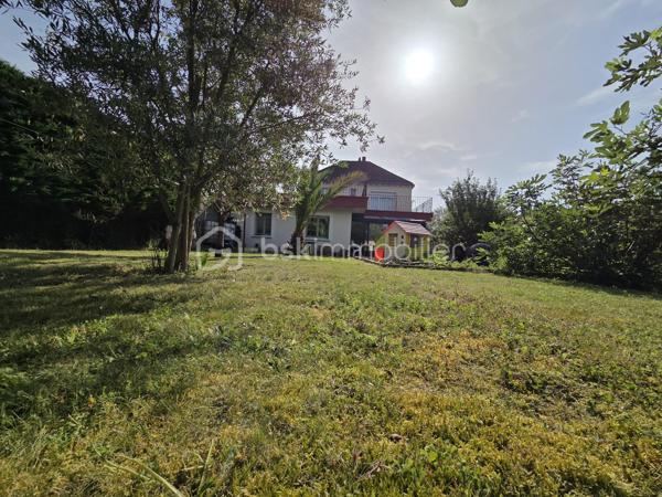 Cette charmante maison à l'atmosphère orientale, propose une prestation à proximité de toutes les commodités. (Tramway, supermarché, lycée, écoles, accès rocade,...)

La vie de plain-pied y est possible avec une chambre au rez-de-chaussée, une salle à manger jouxtant une cuisine ouverte, une buanderie, une salle de bain, un salon de 39m2 et une véranda de 20m2.
A l'étage, se trouve un bureau, trois chambres (9m2, 12m2 et 14m2), une salle d'eau avec douche et WC séparé. 
L'étage est accessible depuis le rez-de-chaussée ou par un accès privatif à l'extérieur.

Vous apprécierez le jardin luxuriant avec de nombreux arbres fruitiers et d'essences méditerranéennes.

Un garage complète le bien.

A noter une toiture en tuiles en bon état, une isolation par l'extérieur sur la maison et un mode de chauffage par le biais d'une pompe à chaleur, pour un DPE en B!