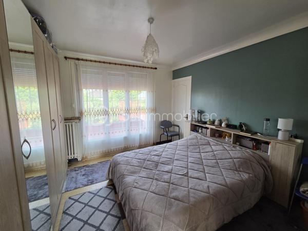 Cette charmante maison à l'atmosphère orientale, propose une prestation à proximité de toutes les commodités. (Tramway, supermarché, lycée, écoles, accès rocade,...)

La vie de plain-pied y est possible avec une chambre au rez-de-chaussée, une salle à manger jouxtant une cuisine ouverte, une buanderie, une salle de bain, un salon de 39m2 et une véranda de 20m2.
A l'étage, se trouve un bureau, trois chambres (9m2, 12m2 et 14m2), une salle d'eau avec douche et WC séparé. 
L'étage est accessible depuis le rez-de-chaussée ou par un accès privatif à l'extérieur.

Vous apprécierez le jardin luxuriant avec de nombreux arbres fruitiers et d'essences méditerranéennes.

Un garage complète le bien.

A noter une toiture en tuiles en bon état, une isolation par l'extérieur sur la maison et un mode de chauffage par le biais d'une pompe à chaleur, pour un DPE en B!