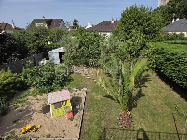 Cette charmante maison à l'atmosphère orientale, propose une prestation à proximité de toutes les commodités. (Tramway, supermarché, lycée, écoles, accès rocade,...)

La vie de plain-pied y est possible avec une chambre au rez-de-chaussée, une salle à manger jouxtant une cuisine ouverte, une buanderie, une salle de bain, un salon de 39m2 et une véranda de 20m2.
A l'étage, se trouve un bureau, trois chambres (9m2, 12m2 et 14m2), une salle d'eau avec douche et WC séparé. 
L'étage est accessible depuis le rez-de-chaussée ou par un accès privatif à l'extérieur.

Vous apprécierez le jardin luxuriant avec de nombreux arbres fruitiers et d'essences méditerranéennes.

Un garage complète le bien.

A noter une toiture en tuiles en bon état, une isolation par l'extérieur sur la maison et un mode de chauffage par le biais d'une pompe à chaleur, pour un DPE en B!