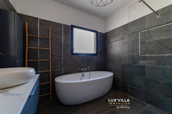 Saint-Gély-du-Fesc (34980) Superbe propriété contemporaine de plain-pied - Pic Saint-Loup.