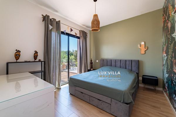 Saint-Gély-du-Fesc (34980) Superbe propriété contemporaine de plain-pied - Pic Saint-Loup.