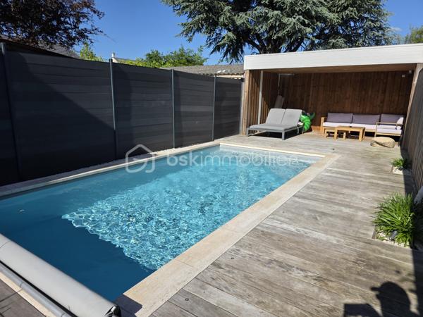 À seulement 8 minutes du centre d'Orléans et 6 minutes de la gare SNCF Orléans les Aubrais, découvrez cette superbe maison familiale indépendante d'environ 160 m², entièrement rénovée avec soin, offrant des prestations de qualité et un cadre de vie privilégié. 
Située a côté de la rue de la barrière saint marc dans un secteur recherché proche des commerces, écoles, transports (bus, tram) et grands axes routiers, cette propriété allie confort moderne, volumes généreux et espaces de détente.
 Dès l'entrée, vous serez séduits par la luminosité et l'atmosphère chaleureuse de la pièce de vie. L'étage accueille un vaste salon-séjour ouvert sur une cuisine entièrement aménagée et équipée avec îlot central. La maison comprend : 
Au rez-de-chaussée :
 • Une suite parentale avec dressing, douche à l'italienne et double vasque.
 •Un bureau,Un WC indépendant et Une cuisine d'été. 
•Un grand espace polyvalent pouvant accueillir une 4ème chambres et salle de jeux, une activité professionnelle, un studio indépendant ou un espace dédié aux adolescents. 
•Un garage attenant d'environ 35 m². 

À l'étage : • Une entrée avec placard.Un vaste salon-séjour lumineux.Une cuisine ouverte moderne entièrement équipée avec îlot central.Deux chambres avec dressings intégrés et parquet massif au sol.Une salle de bains avec double vasque.Un WC indépendant. 

• Côté extérieur : un véritable air de vacances toute l'année  avec a l'avant, un jardin et plusieurs places de stationnement et à l'arrière, un espace entièrement dédié à la détente : • Grande terrasse pour recevoir famille et amis,Espace lounge convivial,Pool house,Piscine chauffée pour profiter des beaux jours dès le printemps.
Les + qui font la différence :
✔ Maison non mitoyenne sans vis à vis 
✔ Aucun travaux à prévoir 
✔ Piscine chauffée (3x6m)et pool house 
✔ Garage de 35 m² 
✔ Suite parentale en rez-de-chaussée 
✔ Espaces modulables selon vos projets 
✔ Proximité immédiate d'Orléans et de la gare des Aubrais Une maison rare sur le secteur, idéale pour une famille à la recherche d'espace, de confort et de prestations de qualité.
✔isolation toiture et mur refaite 

 Une étude de financement sera demandée avant de visiter.   À visiter sans tarder !