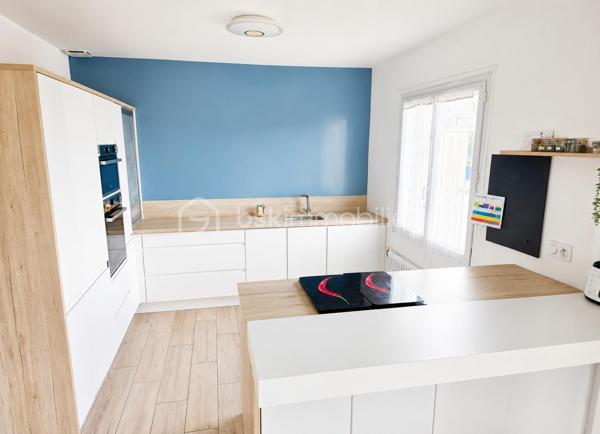 À seulement 8 minutes du centre d'Orléans et 6 minutes de la gare SNCF Orléans les Aubrais, découvrez cette superbe maison familiale indépendante d'environ 160 m², entièrement rénovée avec soin, offrant des prestations de qualité et un cadre de vie privilégié. 
Située a côté de la rue de la barrière saint marc dans un secteur recherché proche des commerces, écoles, transports (bus, tram) et grands axes routiers, cette propriété allie confort moderne, volumes généreux et espaces de détente.
 Dès l'entrée, vous serez séduits par la luminosité et l'atmosphère chaleureuse de la pièce de vie. L'étage accueille un vaste salon-séjour ouvert sur une cuisine entièrement aménagée et équipée avec îlot central. La maison comprend : 
Au rez-de-chaussée :
 • Une suite parentale avec dressing, douche à l'italienne et double vasque.
 •Un bureau,Un WC indépendant et Une cuisine d'été. 
•Un grand espace polyvalent pouvant accueillir une 4ème chambres et salle de jeux, une activité professionnelle, un studio indépendant ou un espace dédié aux adolescents. 
•Un garage attenant d'environ 35 m². 

À l'étage : • Une entrée avec placard.Un vaste salon-séjour lumineux.Une cuisine ouverte moderne entièrement équipée avec îlot central.Deux chambres avec dressings intégrés et parquet massif au sol.Une salle de bains avec double vasque.Un WC indépendant. 

• Côté extérieur : un véritable air de vacances toute l'année  avec a l'avant, un jardin et plusieurs places de stationnement et à l'arrière, un espace entièrement dédié à la détente : • Grande terrasse pour recevoir famille et amis,Espace lounge convivial,Pool house,Piscine chauffée pour profiter des beaux jours dès le printemps.
Les + qui font la différence :
✔ Maison non mitoyenne sans vis à vis 
✔ Aucun travaux à prévoir 
✔ Piscine chauffée (3x6m)et pool house 
✔ Garage de 35 m² 
✔ Suite parentale en rez-de-chaussée 
✔ Espaces modulables selon vos projets 
✔ Proximité immédiate d'Orléans et de la gare des Aubrais Une maison rare sur le secteur, idéale pour une famille à la recherche d'espace, de confort et de prestations de qualité.
✔isolation toiture et mur refaite 

 Une étude de financement sera demandée avant de visiter.   À visiter sans tarder !