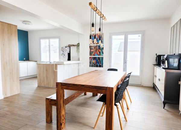 À seulement 8 minutes du centre d'Orléans et 6 minutes de la gare SNCF Orléans les Aubrais, découvrez cette superbe maison familiale indépendante d'environ 160 m², entièrement rénovée avec soin, offrant des prestations de qualité et un cadre de vie privilégié. 
Située a côté de la rue de la barrière saint marc dans un secteur recherché proche des commerces, écoles, transports (bus, tram) et grands axes routiers, cette propriété allie confort moderne, volumes généreux et espaces de détente.
 Dès l'entrée, vous serez séduits par la luminosité et l'atmosphère chaleureuse de la pièce de vie. L'étage accueille un vaste salon-séjour ouvert sur une cuisine entièrement aménagée et équipée avec îlot central. La maison comprend : 
Au rez-de-chaussée :
 • Une suite parentale avec dressing, douche à l'italienne et double vasque.
 •Un bureau,Un WC indépendant et Une cuisine d'été. 
•Un grand espace polyvalent pouvant accueillir une 4ème chambres et salle de jeux, une activité professionnelle, un studio indépendant ou un espace dédié aux adolescents. 
•Un garage attenant d'environ 35 m². 

À l'étage : • Une entrée avec placard.Un vaste salon-séjour lumineux.Une cuisine ouverte moderne entièrement équipée avec îlot central.Deux chambres avec dressings intégrés et parquet massif au sol.Une salle de bains avec double vasque.Un WC indépendant. 

• Côté extérieur : un véritable air de vacances toute l'année  avec a l'avant, un jardin et plusieurs places de stationnement et à l'arrière, un espace entièrement dédié à la détente : • Grande terrasse pour recevoir famille et amis,Espace lounge convivial,Pool house,Piscine chauffée pour profiter des beaux jours dès le printemps.
Les + qui font la différence :
✔ Maison non mitoyenne sans vis à vis 
✔ Aucun travaux à prévoir 
✔ Piscine chauffée (3x6m)et pool house 
✔ Garage de 35 m² 
✔ Suite parentale en rez-de-chaussée 
✔ Espaces modulables selon vos projets 
✔ Proximité immédiate d'Orléans et de la gare des Aubrais Une maison rare sur le secteur, idéale pour une famille à la recherche d'espace, de confort et de prestations de qualité.
✔isolation toiture et mur refaite 

 Une étude de financement sera demandée avant de visiter.   À visiter sans tarder !