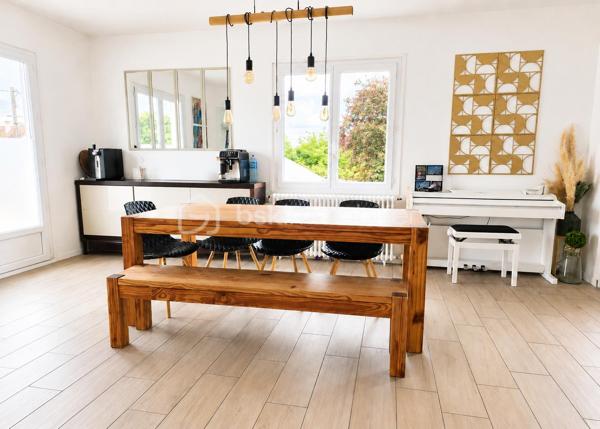 À seulement 8 minutes du centre d'Orléans et 6 minutes de la gare SNCF Orléans les Aubrais, découvrez cette superbe maison familiale indépendante d'environ 160 m², entièrement rénovée avec soin, offrant des prestations de qualité et un cadre de vie privilégié. 
Située a côté de la rue de la barrière saint marc dans un secteur recherché proche des commerces, écoles, transports (bus, tram) et grands axes routiers, cette propriété allie confort moderne, volumes généreux et espaces de détente.
 Dès l'entrée, vous serez séduits par la luminosité et l'atmosphère chaleureuse de la pièce de vie. L'étage accueille un vaste salon-séjour ouvert sur une cuisine entièrement aménagée et équipée avec îlot central. La maison comprend : 
Au rez-de-chaussée :
 • Une suite parentale avec dressing, douche à l'italienne et double vasque.
 •Un bureau,Un WC indépendant et Une cuisine d'été. 
•Un grand espace polyvalent pouvant accueillir une 4ème chambres et salle de jeux, une activité professionnelle, un studio indépendant ou un espace dédié aux adolescents. 
•Un garage attenant d'environ 35 m². 

À l'étage : • Une entrée avec placard.Un vaste salon-séjour lumineux.Une cuisine ouverte moderne entièrement équipée avec îlot central.Deux chambres avec dressings intégrés et parquet massif au sol.Une salle de bains avec double vasque.Un WC indépendant. 

• Côté extérieur : un véritable air de vacances toute l'année  avec a l'avant, un jardin et plusieurs places de stationnement et à l'arrière, un espace entièrement dédié à la détente : • Grande terrasse pour recevoir famille et amis,Espace lounge convivial,Pool house,Piscine chauffée pour profiter des beaux jours dès le printemps.
Les + qui font la différence :
✔ Maison non mitoyenne sans vis à vis 
✔ Aucun travaux à prévoir 
✔ Piscine chauffée (3x6m)et pool house 
✔ Garage de 35 m² 
✔ Suite parentale en rez-de-chaussée 
✔ Espaces modulables selon vos projets 
✔ Proximité immédiate d'Orléans et de la gare des Aubrais Une maison rare sur le secteur, idéale pour une famille à la recherche d'espace, de confort et de prestations de qualité.
✔isolation toiture et mur refaite 

 Une étude de financement sera demandée avant de visiter.   À visiter sans tarder !