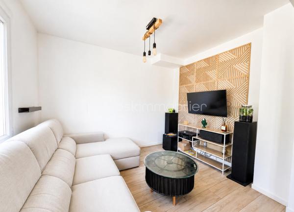 À seulement 8 minutes du centre d'Orléans et 6 minutes de la gare SNCF Orléans les Aubrais, découvrez cette superbe maison familiale indépendante d'environ 160 m², entièrement rénovée avec soin, offrant des prestations de qualité et un cadre de vie privilégié. 
Située a côté de la rue de la barrière saint marc dans un secteur recherché proche des commerces, écoles, transports (bus, tram) et grands axes routiers, cette propriété allie confort moderne, volumes généreux et espaces de détente.
 Dès l'entrée, vous serez séduits par la luminosité et l'atmosphère chaleureuse de la pièce de vie. L'étage accueille un vaste salon-séjour ouvert sur une cuisine entièrement aménagée et équipée avec îlot central. La maison comprend : 
Au rez-de-chaussée :
 • Une suite parentale avec dressing, douche à l'italienne et double vasque.
 •Un bureau,Un WC indépendant et Une cuisine d'été. 
•Un grand espace polyvalent pouvant accueillir une 4ème chambres et salle de jeux, une activité professionnelle, un studio indépendant ou un espace dédié aux adolescents. 
•Un garage attenant d'environ 35 m². 

À l'étage : • Une entrée avec placard.Un vaste salon-séjour lumineux.Une cuisine ouverte moderne entièrement équipée avec îlot central.Deux chambres avec dressings intégrés et parquet massif au sol.Une salle de bains avec double vasque.Un WC indépendant. 

• Côté extérieur : un véritable air de vacances toute l'année  avec a l'avant, un jardin et plusieurs places de stationnement et à l'arrière, un espace entièrement dédié à la détente : • Grande terrasse pour recevoir famille et amis,Espace lounge convivial,Pool house,Piscine chauffée pour profiter des beaux jours dès le printemps.
Les + qui font la différence :
✔ Maison non mitoyenne sans vis à vis 
✔ Aucun travaux à prévoir 
✔ Piscine chauffée (3x6m)et pool house 
✔ Garage de 35 m² 
✔ Suite parentale en rez-de-chaussée 
✔ Espaces modulables selon vos projets 
✔ Proximité immédiate d'Orléans et de la gare des Aubrais Une maison rare sur le secteur, idéale pour une famille à la recherche d'espace, de confort et de prestations de qualité.
✔isolation toiture et mur refaite 

 Une étude de financement sera demandée avant de visiter.   À visiter sans tarder !