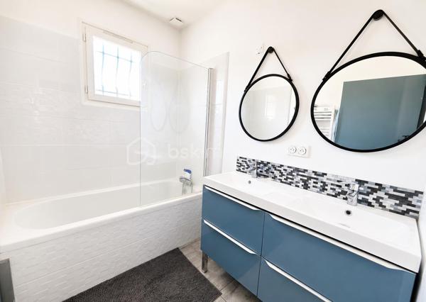 À seulement 8 minutes du centre d'Orléans et 6 minutes de la gare SNCF Orléans les Aubrais, découvrez cette superbe maison familiale indépendante d'environ 160 m², entièrement rénovée avec soin, offrant des prestations de qualité et un cadre de vie privilégié. 
Située a côté de la rue de la barrière saint marc dans un secteur recherché proche des commerces, écoles, transports (bus, tram) et grands axes routiers, cette propriété allie confort moderne, volumes généreux et espaces de détente.
 Dès l'entrée, vous serez séduits par la luminosité et l'atmosphère chaleureuse de la pièce de vie. L'étage accueille un vaste salon-séjour ouvert sur une cuisine entièrement aménagée et équipée avec îlot central. La maison comprend : 
Au rez-de-chaussée :
 • Une suite parentale avec dressing, douche à l'italienne et double vasque.
 •Un bureau,Un WC indépendant et Une cuisine d'été. 
•Un grand espace polyvalent pouvant accueillir une 4ème chambres et salle de jeux, une activité professionnelle, un studio indépendant ou un espace dédié aux adolescents. 
•Un garage attenant d'environ 35 m². 

À l'étage : • Une entrée avec placard.Un vaste salon-séjour lumineux.Une cuisine ouverte moderne entièrement équipée avec îlot central.Deux chambres avec dressings intégrés et parquet massif au sol.Une salle de bains avec double vasque.Un WC indépendant. 

• Côté extérieur : un véritable air de vacances toute l'année  avec a l'avant, un jardin et plusieurs places de stationnement et à l'arrière, un espace entièrement dédié à la détente : • Grande terrasse pour recevoir famille et amis,Espace lounge convivial,Pool house,Piscine chauffée pour profiter des beaux jours dès le printemps.
Les + qui font la différence :
✔ Maison non mitoyenne sans vis à vis 
✔ Aucun travaux à prévoir 
✔ Piscine chauffée (3x6m)et pool house 
✔ Garage de 35 m² 
✔ Suite parentale en rez-de-chaussée 
✔ Espaces modulables selon vos projets 
✔ Proximité immédiate d'Orléans et de la gare des Aubrais Une maison rare sur le secteur, idéale pour une famille à la recherche d'espace, de confort et de prestations de qualité.
✔isolation toiture et mur refaite 

 Une étude de financement sera demandée avant de visiter.   À visiter sans tarder !