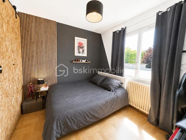 À seulement 8 minutes du centre d'Orléans et 6 minutes de la gare SNCF Orléans les Aubrais, découvrez cette superbe maison familiale indépendante d'environ 160 m², entièrement rénovée avec soin, offrant des prestations de qualité et un cadre de vie privilégié. 
Située a côté de la rue de la barrière saint marc dans un secteur recherché proche des commerces, écoles, transports (bus, tram) et grands axes routiers, cette propriété allie confort moderne, volumes généreux et espaces de détente.
 Dès l'entrée, vous serez séduits par la luminosité et l'atmosphère chaleureuse de la pièce de vie. L'étage accueille un vaste salon-séjour ouvert sur une cuisine entièrement aménagée et équipée avec îlot central. La maison comprend : 
Au rez-de-chaussée :
 • Une suite parentale avec dressing, douche à l'italienne et double vasque.
 •Un bureau,Un WC indépendant et Une cuisine d'été. 
•Un grand espace polyvalent pouvant accueillir une 4ème chambres et salle de jeux, une activité professionnelle, un studio indépendant ou un espace dédié aux adolescents. 
•Un garage attenant d'environ 35 m². 

À l'étage : • Une entrée avec placard.Un vaste salon-séjour lumineux.Une cuisine ouverte moderne entièrement équipée avec îlot central.Deux chambres avec dressings intégrés et parquet massif au sol.Une salle de bains avec double vasque.Un WC indépendant. 

• Côté extérieur : un véritable air de vacances toute l'année  avec a l'avant, un jardin et plusieurs places de stationnement et à l'arrière, un espace entièrement dédié à la détente : • Grande terrasse pour recevoir famille et amis,Espace lounge convivial,Pool house,Piscine chauffée pour profiter des beaux jours dès le printemps.
Les + qui font la différence :
✔ Maison non mitoyenne sans vis à vis 
✔ Aucun travaux à prévoir 
✔ Piscine chauffée (3x6m)et pool house 
✔ Garage de 35 m² 
✔ Suite parentale en rez-de-chaussée 
✔ Espaces modulables selon vos projets 
✔ Proximité immédiate d'Orléans et de la gare des Aubrais Une maison rare sur le secteur, idéale pour une famille à la recherche d'espace, de confort et de prestations de qualité.
✔isolation toiture et mur refaite 

 Une étude de financement sera demandée avant de visiter.   À visiter sans tarder !