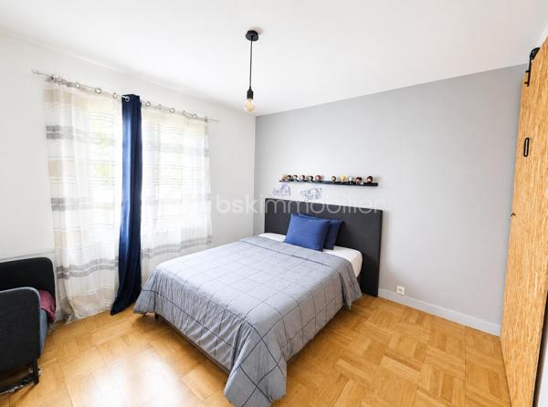 À seulement 8 minutes du centre d'Orléans et 6 minutes de la gare SNCF Orléans les Aubrais, découvrez cette superbe maison familiale indépendante d'environ 160 m², entièrement rénovée avec soin, offrant des prestations de qualité et un cadre de vie privilégié. 
Située a côté de la rue de la barrière saint marc dans un secteur recherché proche des commerces, écoles, transports (bus, tram) et grands axes routiers, cette propriété allie confort moderne, volumes généreux et espaces de détente.
 Dès l'entrée, vous serez séduits par la luminosité et l'atmosphère chaleureuse de la pièce de vie. L'étage accueille un vaste salon-séjour ouvert sur une cuisine entièrement aménagée et équipée avec îlot central. La maison comprend : 
Au rez-de-chaussée :
 • Une suite parentale avec dressing, douche à l'italienne et double vasque.
 •Un bureau,Un WC indépendant et Une cuisine d'été. 
•Un grand espace polyvalent pouvant accueillir une 4ème chambres et salle de jeux, une activité professionnelle, un studio indépendant ou un espace dédié aux adolescents. 
•Un garage attenant d'environ 35 m². 

À l'étage : • Une entrée avec placard.Un vaste salon-séjour lumineux.Une cuisine ouverte moderne entièrement équipée avec îlot central.Deux chambres avec dressings intégrés et parquet massif au sol.Une salle de bains avec double vasque.Un WC indépendant. 

• Côté extérieur : un véritable air de vacances toute l'année  avec a l'avant, un jardin et plusieurs places de stationnement et à l'arrière, un espace entièrement dédié à la détente : • Grande terrasse pour recevoir famille et amis,Espace lounge convivial,Pool house,Piscine chauffée pour profiter des beaux jours dès le printemps.
Les + qui font la différence :
✔ Maison non mitoyenne sans vis à vis 
✔ Aucun travaux à prévoir 
✔ Piscine chauffée (3x6m)et pool house 
✔ Garage de 35 m² 
✔ Suite parentale en rez-de-chaussée 
✔ Espaces modulables selon vos projets 
✔ Proximité immédiate d'Orléans et de la gare des Aubrais Une maison rare sur le secteur, idéale pour une famille à la recherche d'espace, de confort et de prestations de qualité.
✔isolation toiture et mur refaite 

 Une étude de financement sera demandée avant de visiter.   À visiter sans tarder !