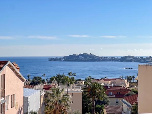 Appartement de 3 pièces au dernier étage avec terrasse et vue mer