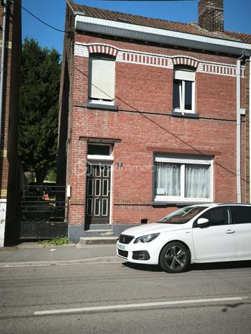 Maison avec travaux 
3 chambres 
salon salle a manger cuisine ouverte (Pas de cuisine posé)
Salle de bain 
WC séparer 
Grand terrain  
3 pièces a l’arrière de la maison donnant sur la terrasse 
Important travaux a effectuer 
La maison est libre de toute occupation 
Aucune négociation seras accepté 
Prix donné par jugement
