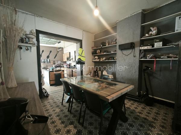 Maison avec travaux 
3 chambres 
salon salle a manger cuisine ouverte (Pas de cuisine posé)
Salle de bain 
WC séparer 
Grand terrain  
3 pièces a l’arrière de la maison donnant sur la terrasse 
Important travaux a effectuer 
La maison est libre de toute occupation 
Aucune négociation seras accepté 
Prix donné par jugement