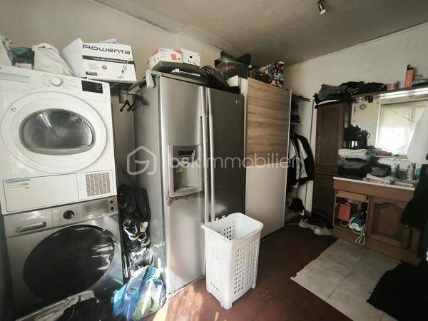 Maison avec travaux 
3 chambres 
salon salle a manger cuisine ouverte (Pas de cuisine posé)
Salle de bain 
WC séparer 
Grand terrain  
3 pièces a l’arrière de la maison donnant sur la terrasse 
Important travaux a effectuer 
La maison est libre de toute occupation 
Aucune négociation seras accepté 
Prix donné par jugement